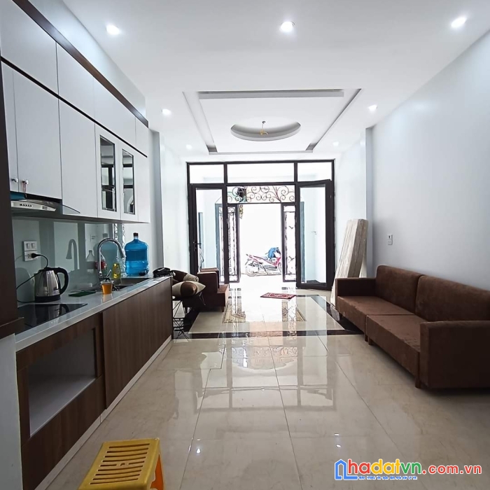 Bán nhà đẹp phố cổ linh, gara ô tô vào nhà, kinh doanh dt 38m x 5t, mt3.5m
giá 4.25 tỷ.