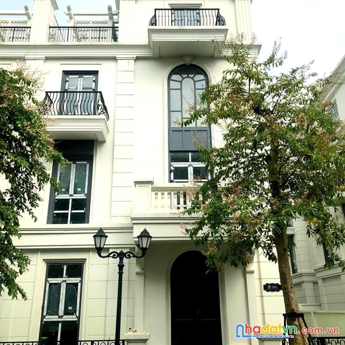 Biệt thự lạc long quân - võng thị - tây hồ. ô tô chạy vòng quanh nhà. dt 171m. giá 46,8 tỷ