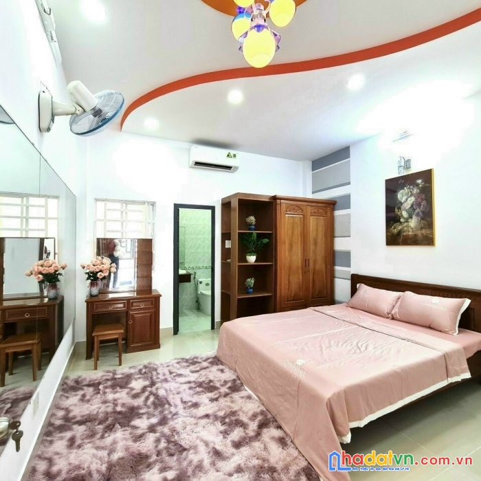 Nhà vip, nơ trang long, 3 lầu, 4 x 15m, chỉ 8.3 tỷ, bình thạnh