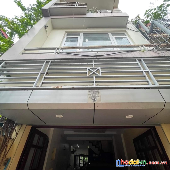 Siêu phẩm hoàng quốc việt sân để 3 ô tô, nội thất đẹp lung linh gần phố lớn 62m nhỉnh 8 tỷ