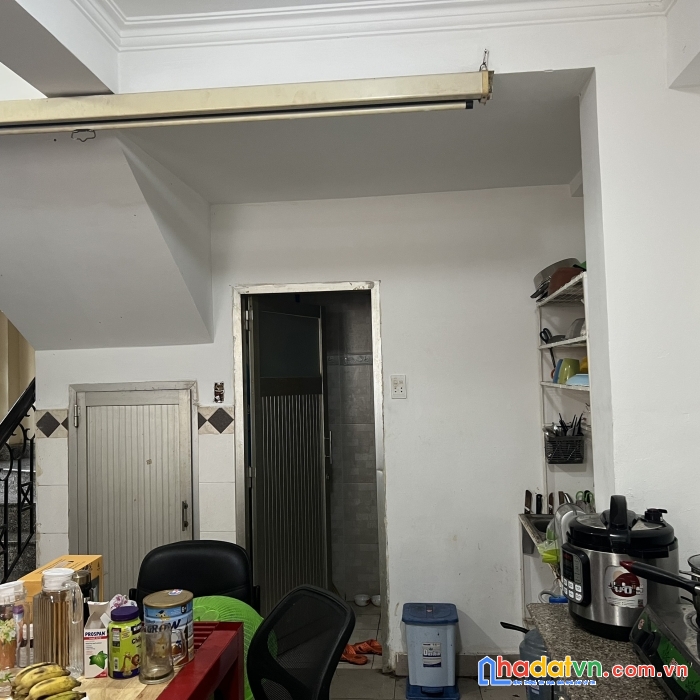 Sos
bán gấp nhà hẻm 1 sẹc đường trần hưng đạo, p.2, q.5 rất gần q1