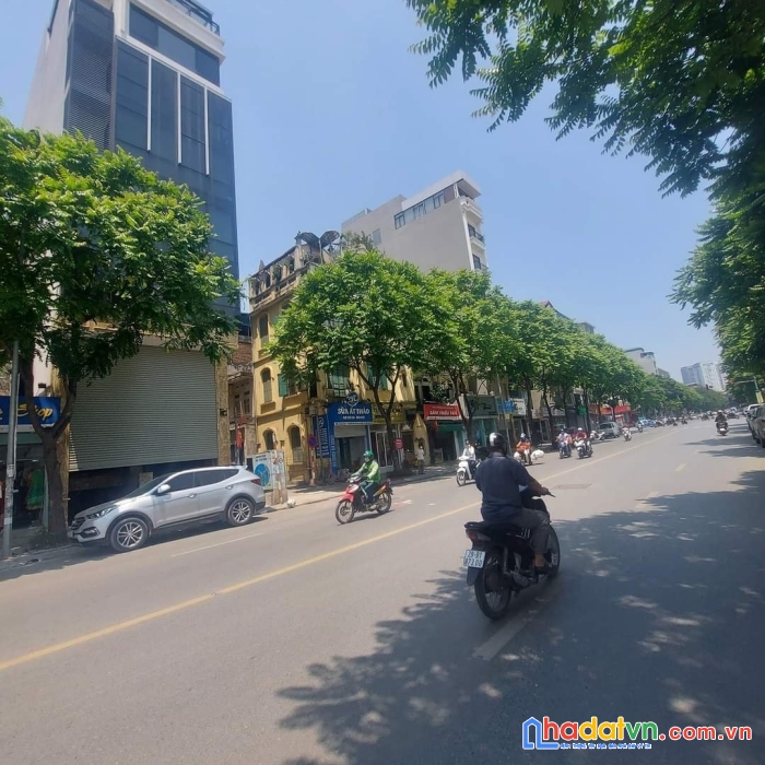 Mặt phố ngọc lâm, vỉa hè rộng thênh thang, kinh doanh siêu sầm uất.