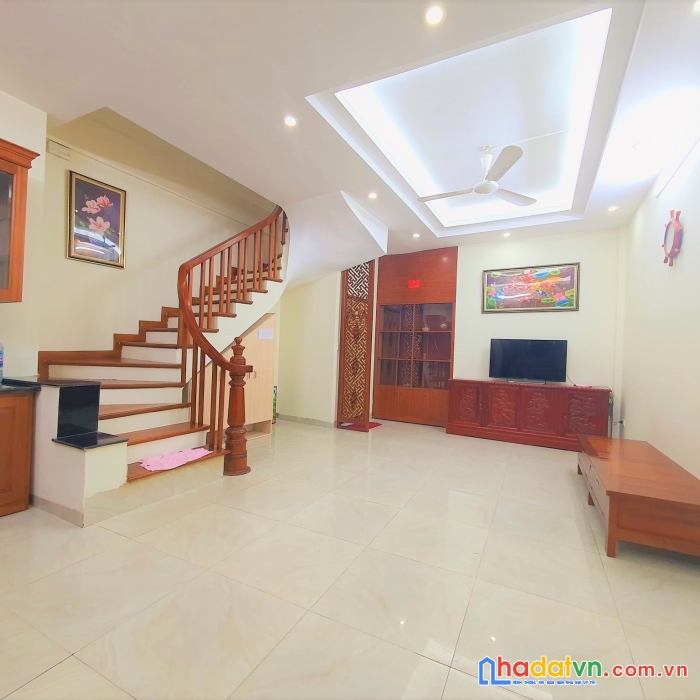 Nhà đẹp. lô góc rất thoáng. hoàng quốc việt, cầu giấy: 40m2. mt4m. 6 tầng. 1 nhà ra phố