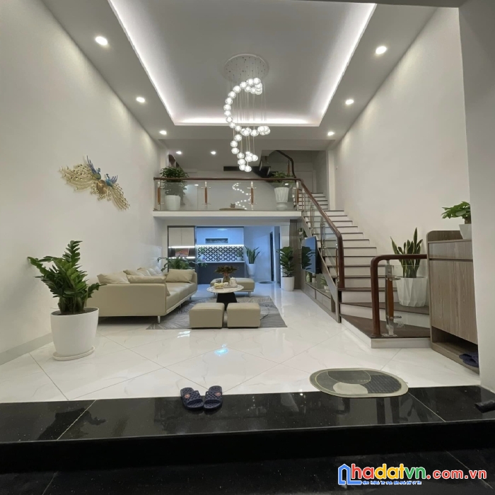 Bán nhà phân lô 651 minh khai thông lạc trung, cách ô tô 20m. 35m x 4 tầng. 4.95 tỷ có thương lượng