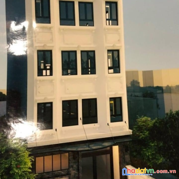 Nhà mặt phố nguyễn hoàng tôn dt 245m2 mt 8m - thang máy - thông sàn - sân để 10 ô tô - 69.5 tỷ