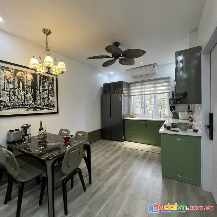Ngôi nhà đằng hải mang đậm phong cách farmhouse, thiết kế xinh đẹp, gọn gàng, ô tô đỗ cửa. diện