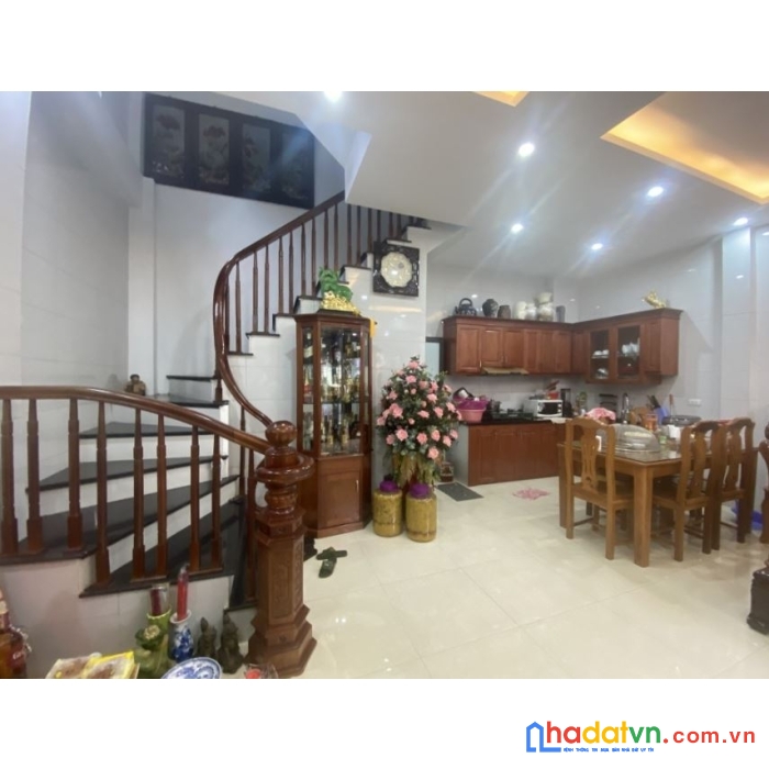 Nhà đẹp, ở ngay phố hồng tiến, 52m x 5t, mt 6.5m, lô góc,ô tô, kinh doanh. gá 5.1 tỷ