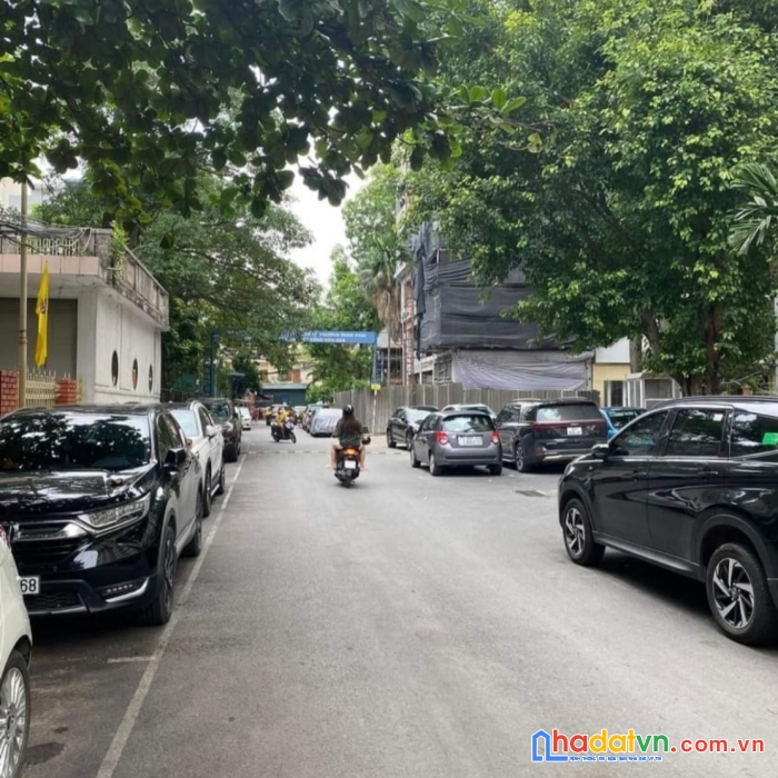 Khu vực đáng sống  gara 2 ô tô  nhà đẹp full nội thất thang máy  ngõ ô tô tránh  
nguyễn văn cừ