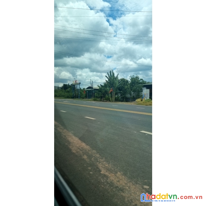 Kẹt tiền em cần bán gấp nhà mặt tiền, sẵn quán cà phê đang cho thuê kinh doanh taị minh long, chơn
