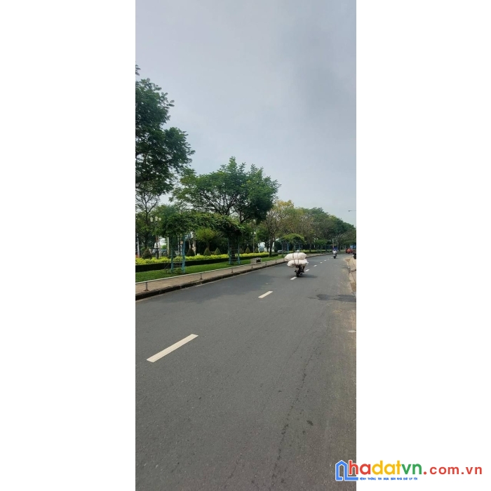 Bán nhà 6 tầng, mặt tiền kênh nước đen, 157m2 giá 22 tỷ, ngang 8.4m, view công viên