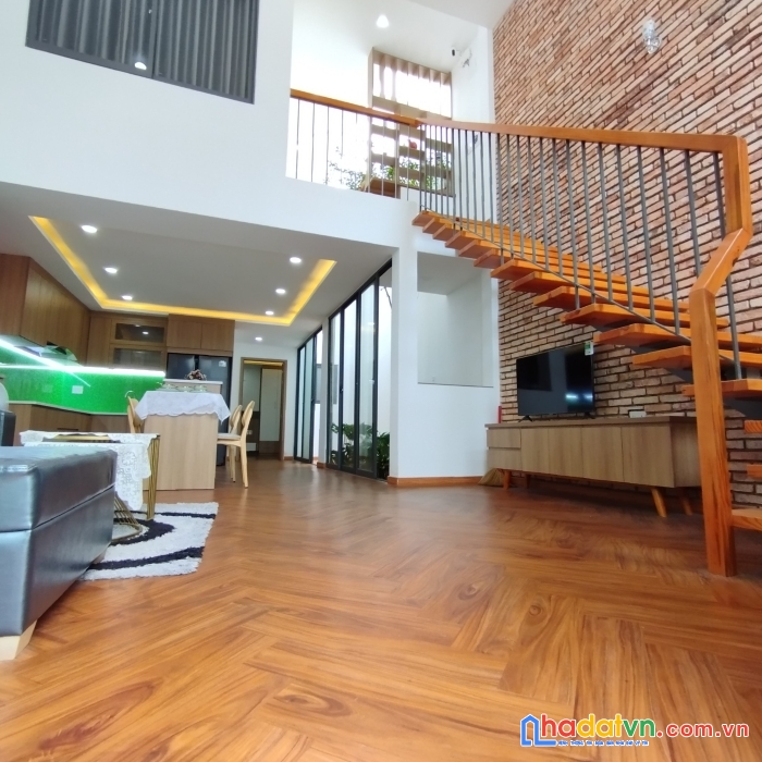 Bán nhà tk tối giản phong cách châu âu 100m ngang 5.5m có 3pn hxh 5 chỗ