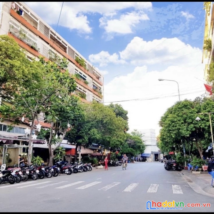Đường 20m quận tân phú, 5x18, vuông. giá 9.5 tỷ thương lượng