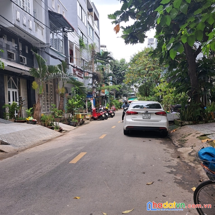 Bán tòa nhà dịch vụ mặt tiền quận 7, dòng tiền 10 tỷ/ năm, 800m2 giá nhỉnh 180tr/m2