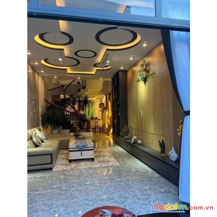 Bán nhà xuân thủy 43m2 -giá 4.2 tỷ-ngõ nông-ba gác tránh- ô tô gần-tiện ích đầy đủ