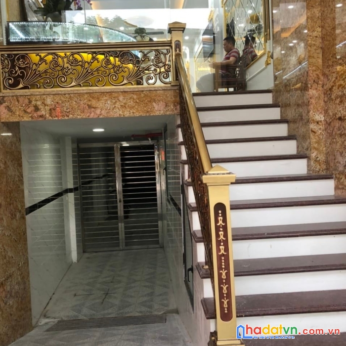 Mặt phố víp cầu giấy. vừa ở vừa buôn bán, có phòng khép kín cho thuê. dt 180m2. giá 58 tỷ