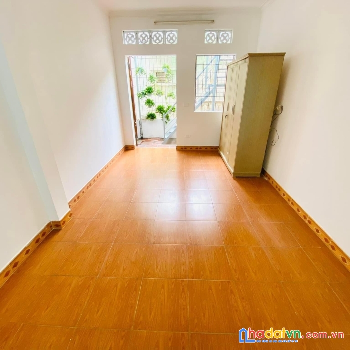 Bán gấp nhà đẹp lạc long quân - ô tô đỗ gần - 50m2 -4 tầng- 4,99 tỷ