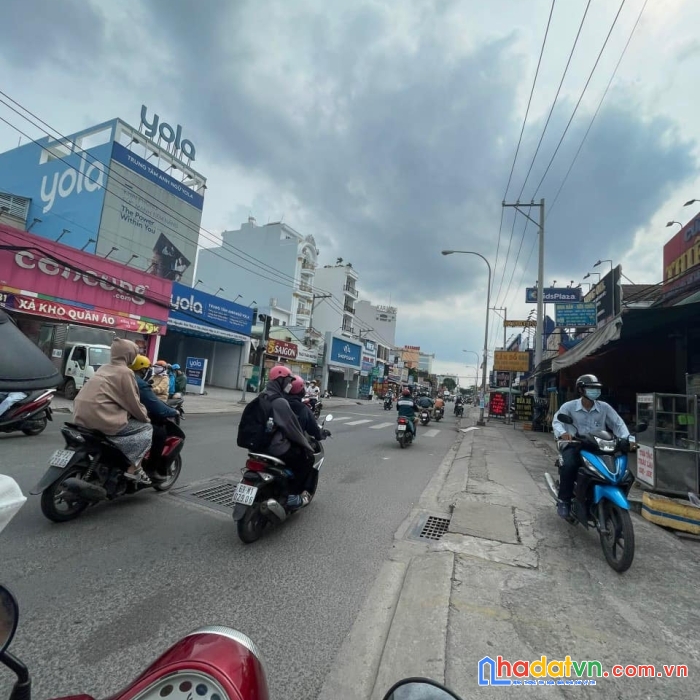 Nhà mặt tiền kinh doanh dòng tiền ổn định, 2 tầng tiện xây mới. có dòng tiền 18 triệu/tháng đang