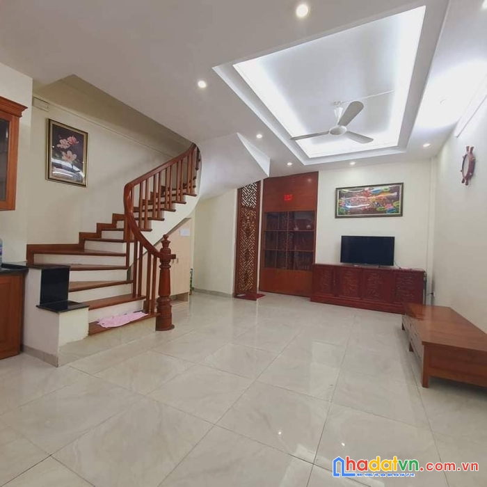 Nhà đẹp phố chùa láng 77m2 5 tầng. cách ô tô 50m. ngõ thông, rộng, thoáng. ở ngay. 6.5 tỷ.