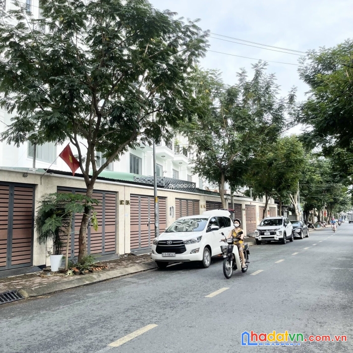 Bán nhà 3 lầu mặt tiền tô hiệu,thoại ngọc hầu 4,5x20, có thang máy, tiện ở và kinh doanh,dtsd 400m2