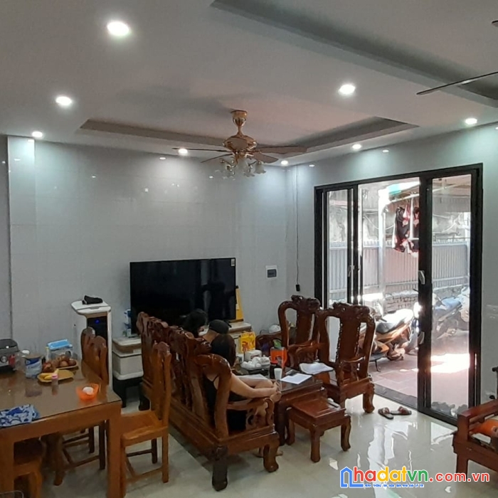 Cần bán gấp nhà hồng tiến - chủ tự  xây - 4 thoáng vĩnh viễn- 10m ô tô tránh - ngõ thông - tặng