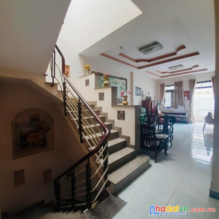 Nhà mặt tiền kinh doanh đa nghành, diện tích khủng, sổ đẹp như mơ, chủ gấp bán giá rẻ bất ngờ.