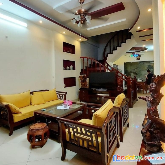 Chủ cần bán gấp nhà ngõ quỳnh 40m2, 3 ngủ, ô tô đỗ cửa, chỉ nhỉnh 4 tỷ