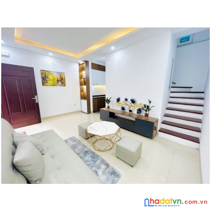 Bán nhà ngọc lâm 35m, mt 5m, nhà đẹp ở ngay, ô tô tránh đỗ cổng. view hồ, 3 tỷ hơn.