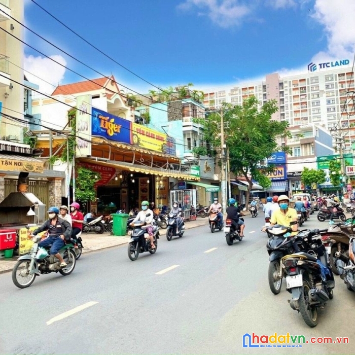 Đường chính 24m sung, kế ngã 3 lũy ban bích. dt 4.2x21. giá 13.8 tỷ tl