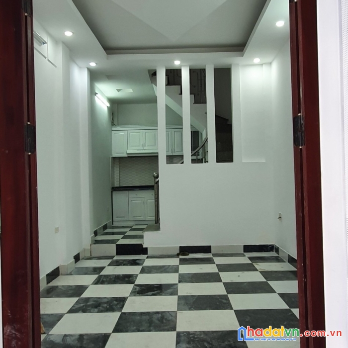 Hiếm.hơn 2 tỉ có nhà 4 tầng 33m thượng thanh.gần trường,chợ,kđt himlam...