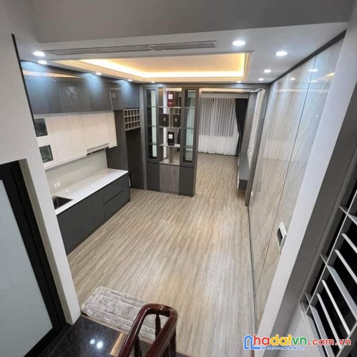 Bán nhà hoàng văn thái 50m5t mt4m 11.8 tỷ nhà đẹp ở ngay lô góc gara oto