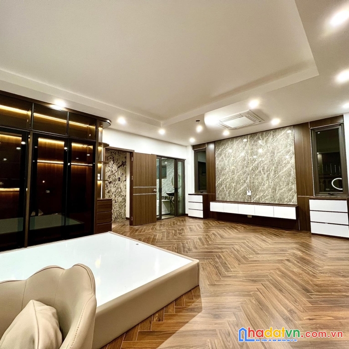 Nhà đẹp phố trạm - lô góc - 5 tầng mới cứng ở ngay- tặng full lại toàn bộ nội thất - chủ mới chỉ