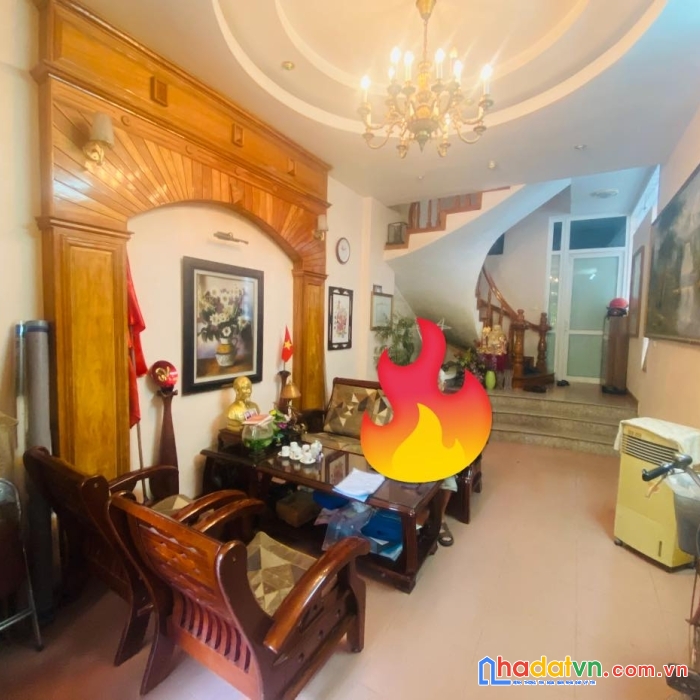 Nhà mặt phố hoàng sâm - hoàng quốc việt. vỉa hè. 3 thoáng.  ô tô tránh. dt 65m2. giá 18,8 tỷ