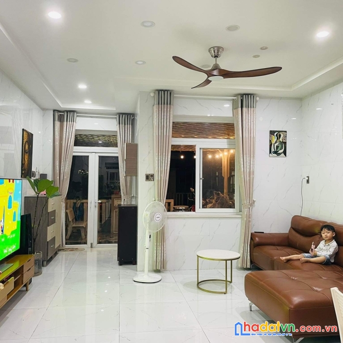 Bán nhà hoàn thiện đầy đủ nội thất giá chỉ 7 tỷ 400 triệu, khu dân cư phong phú 4