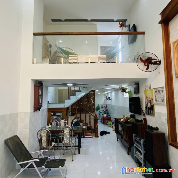 Bán nhà ngay linh đông thủ đức 8 tỉ 70m4 4 tầng hẻm xe hơi