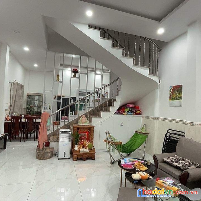 Hàng ngộp tân phú 82m2 ,3 tầng giá 6tyxx