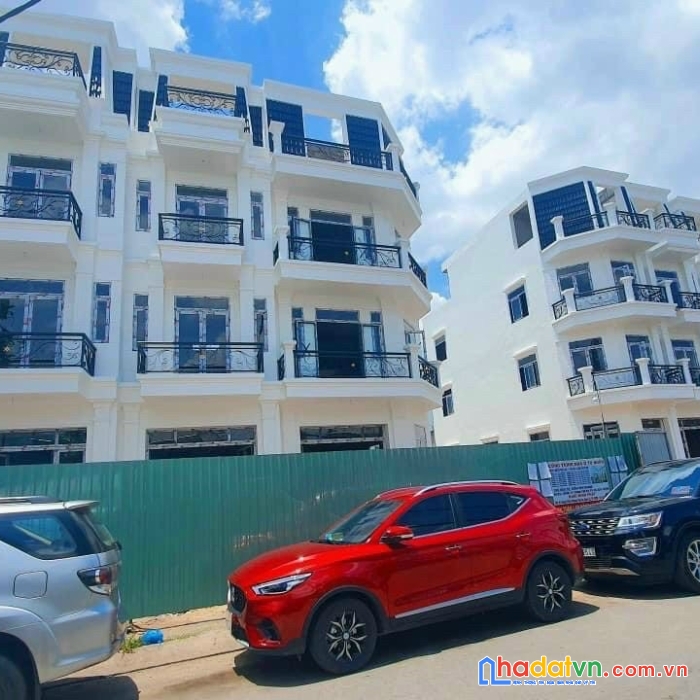 Bán nhà mặt tiền chợ mới xây 3 lầu dtsd300m2 cách aeon bình tân chỉ 1,5km