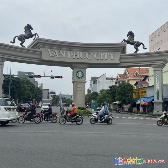 Bán gấp nhà 2 tầng, hxh, ngay vạn phúc city, 61m2, chỉ hơn 4 tỷ, thương lượng.