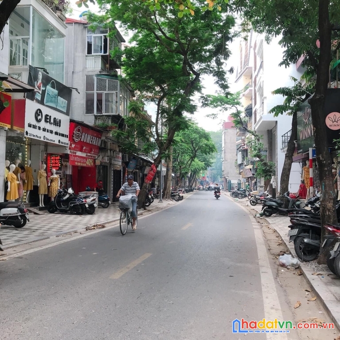 Tây hồ 200m2 - thang máy - mặt phố view hồ - doanh thu 200 triệu/tháng – 78tỷ