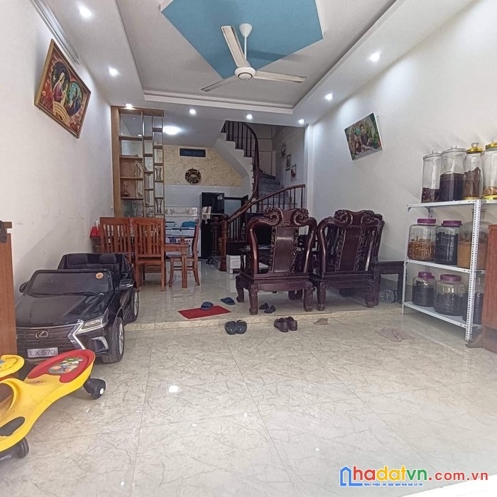 Bán gấp nhà kim giang 3.2 tỷ,37m x5t dân xây, ngõ thông, 15m ra phố, nhà đẹp ở ngay