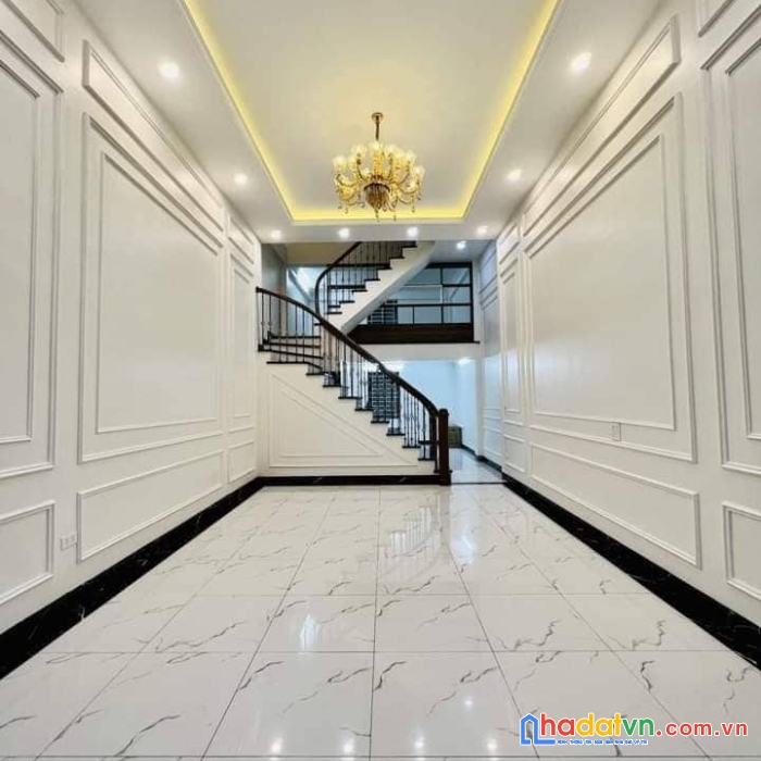 Bán nhà đẹp dịch vọng hậu. 45m 5t mt 4m. thoáng trước sau, gần đường ô tô. sổ đẹp. giá: 5.05 tỷ.