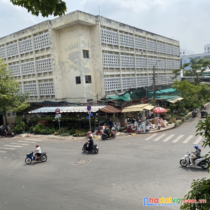 Bán đất tặng nhà - cmt8 quận 10 
mặt tiền kinh doanh đỉnh - ngang 4.5 x17m
chỉ 12 tỷ .