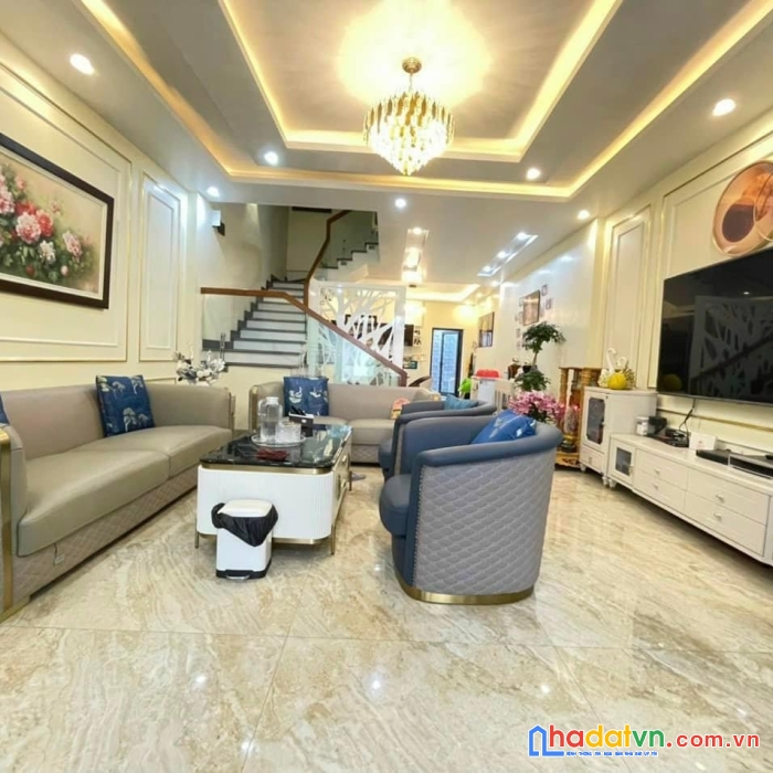 
phân lô nguyễn chí thanh, ô tô vào nhà, kinh doanh, gần phố, dân trí cao. lh trang.
