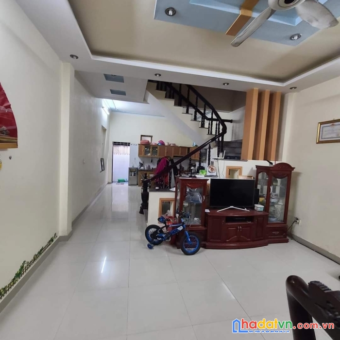 Chuyển nhượng nhà 2,5 tầng 100m2 mặt đường hải thành 1,  dương kinh - hải phòng