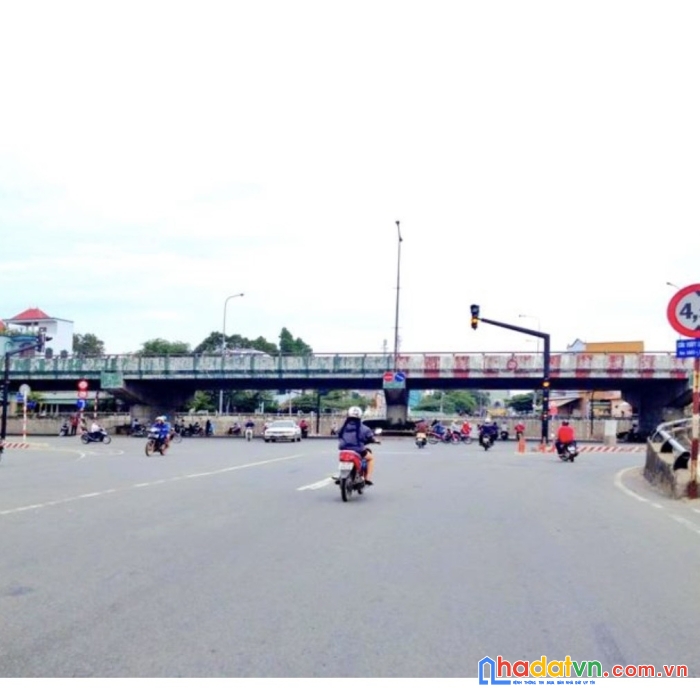 200m2, chỉ 6.1 tỷ, 2 cân nở hậu 1m, 8.6 x 24, ngay cầu vượt linh xuân, thủ đức, thương lượng.