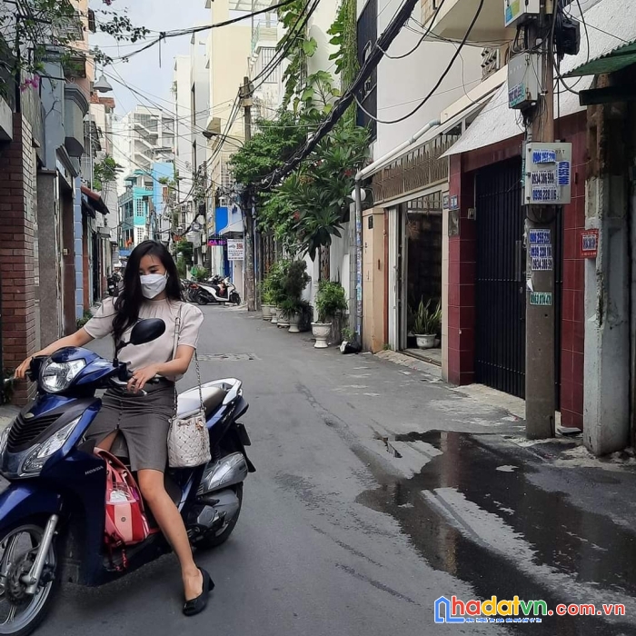 # bán nhà đoàn văn bơ cách mặt tiền 20 m cách q1 
có 100 m  cầu calmette diện tích 33 m2 có 3 tỷ..