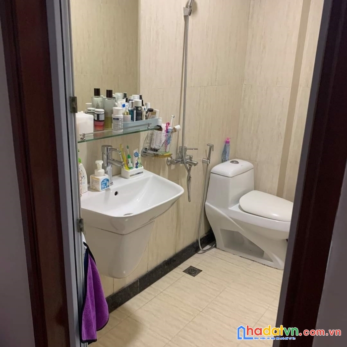 Rất gần đường, lạc long quân 45m x 5 tầng, mt 4.2m, 5.5 tỷ.