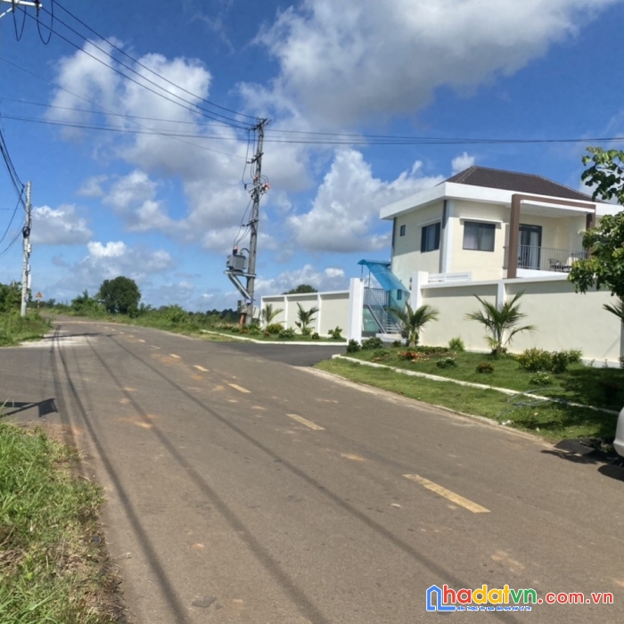 Cần tiền bán gấp lô đất 
bán lô góc 2 mặt tiền đường lê thị hồng gấm -cách mạng tháng tám