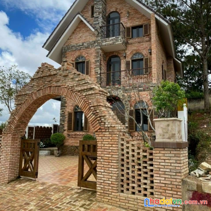Cần bán gấp căn biệt thự nghỉ dưỡng đẹp trên đường trịnh hoài đức, phường 11, tp. đà lạt, giá 21 tỷ