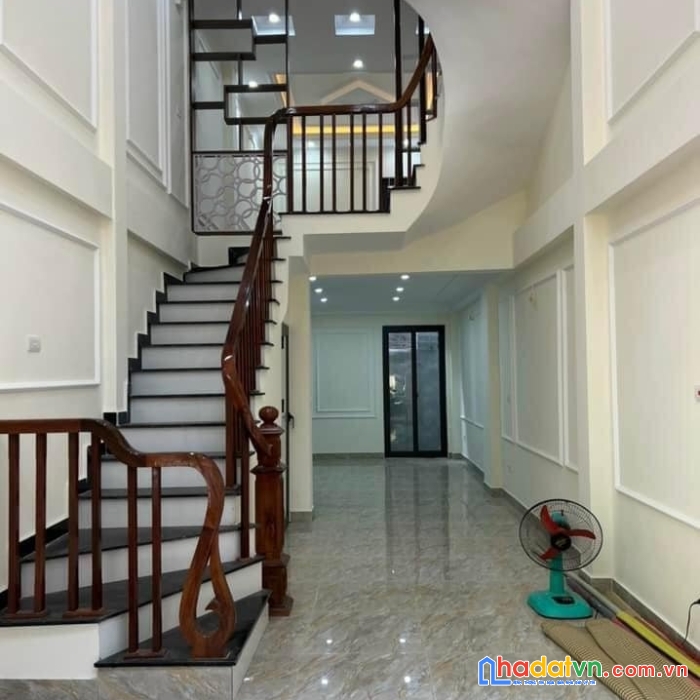 Bán nhà lạc long quân-cầu giấy-45m2-hơn 5 tỷ- lô góc 2 mặt thoáng -15m ra ô tô-yên
