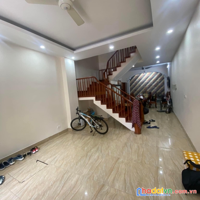 Bán nhà ở trung kính – 50 m2 – nhà có sân xanh mát – 4 tầng ở ngay – nhỉnh 4 tỷ